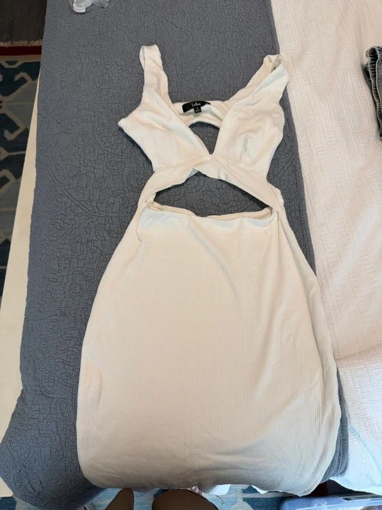 Lulu's White Ribbed Cutout V-Neck Midi Dress - Picture 3 of 4